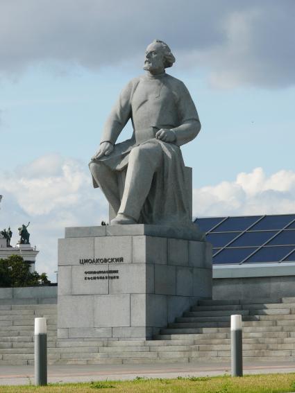 Памятник Циолковскому у Государственного музей истории космонавтики. Скульптор А. П. Файдыш-Крандиевский (1964 г). Константин Эдуардович Циолковский (1857-1935) - российский учёный и изобретатель, основоположник современной космонавтики.