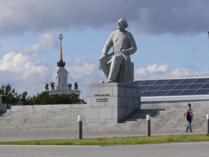 Памятник Циолковскому у Государственного музей истории космонавтики. Скульптор А. П. Файдыш-Крандиевский (1964 г). Константин Эдуардович Циолковский (1857-1935) - российский учёный и изобретатель, основоположник современной космонавтики.