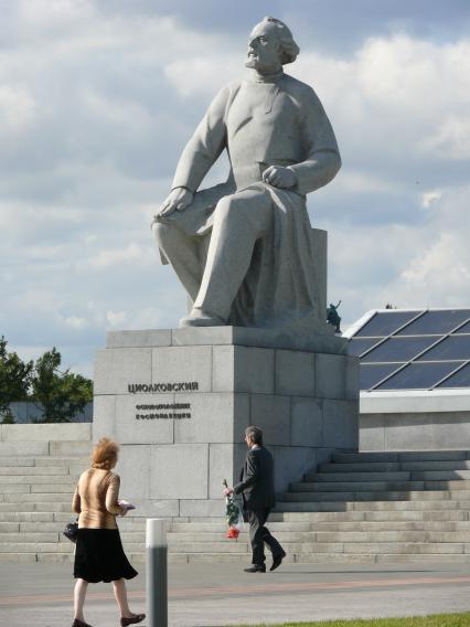 Памятник Циолковскому у Государственного музей истории космонавтики. Скульптор А. П. Файдыш-Крандиевский (1964 г). Константин Эдуардович Циолковский (1857-1935) - российский учёный и изобретатель, основоположник современной космонавтики.