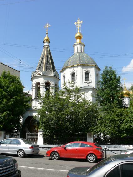 Церковь Вознесения Господня на Большой Никитской или Малое Вознесение. Храм был построен в 1584 году в честь венчания на царство царя Федора Ивановича и служил центром слободы новгородцев и устюжан, которых переселил в Москву царь Иван Грозный.