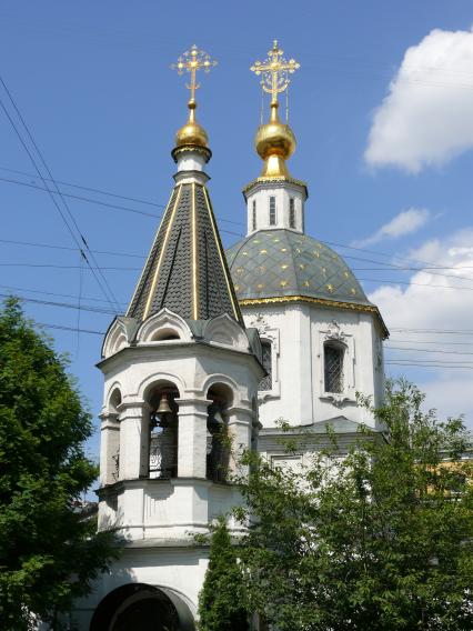 Церковь Вознесения Господня на Большой Никитской или Малое Вознесение. Храм был построен в 1584 году в честь венчания на царство царя Федора Ивановича и служил центром слободы новгородцев и устюжан, которых переселил в Москву царь Иван Грозный.