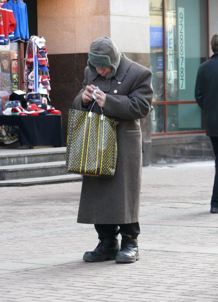 Бродяга в шинели и шапке-ушанке на Старом Арбате