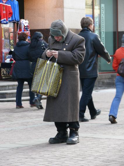 Бродяга в шинели и шапке-ушанке на Старом Арбате