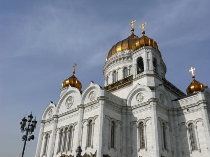 Храм Христа Спасителя.
Кафедральный Соборный храм Христа Спасителя (во имя Рождества Христова) в Москве. кафедральный храм Русской Православной Церкви недалеко от Кремля на левом берегу Москвы-реки, на месте, именовавшемся ранее Чертольем. Существующее сооружение . осуществлённое в 1990-х годах внешнее воссоздание одноимённого храма, созданного в XIX веке. На стенах храма были начертаны имена офицеров Русской армии, павших в войне 1812 года и иных по времени близких военных походах.