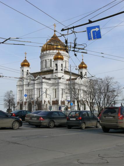 Храм Христа Спасителя.
Кафедральный Соборный храм Христа Спасителя (во имя Рождества Христова) в Москве . кафедральный храм Русской Православной Церкви недалеко от Кремля на левом берегу Москвы-реки, на месте, именовавшемся ранее Чертольем. Существующее сооружение . осуществлённое в 1990-х годах внешнее воссоздание одноимённого храма, созданного в XIX веке. На стенах храма были начертаны имена офицеров Русской армии, павших в войне 1812 года и иных по времени близких военных походах.