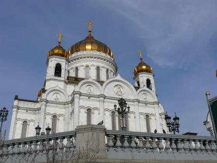 Храм Христа Спасителя.
Кафедральный Соборный храм Христа Спасителя (во имя Рождества Христова) в Москве. кафедральный храм Русской Православной Церкви недалеко от Кремля на левом берегу Москвы-реки, на месте, именовавшемся ранее Чертольем. Существующее сооружение . осуществлённое в 1990-х годах внешнее воссоздание одноимённого храма, созданного в XIX веке. На стенах храма были начертаны имена офицеров Русской армии, павших в войне 1812 года и иных по времени близких военных походах.