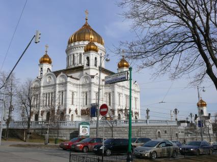 Храм Христа Спасителя.
Кафедральный Соборный храм Христа Спасителя (во имя Рождества Христова) в Москве. кафедральный храм Русской Православной Церкви недалеко от Кремля на левом берегу Москвы-реки, на месте, именовавшемся ранее Чертольем. Существующее сооружение . осуществлённое в 1990-х годах внешнее воссоздание одноимённого храма, созданного в XIX веке. На стенах храма были начертаны имена офицеров Русской армии, павших в войне 1812 года и иных по времени близких военных походах.