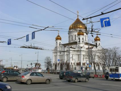 Храм Христа Спасителя.
Кафедральный Соборный храм Христа Спасителя (во имя Рождества Христова) в Москве. кафедральный храм Русской Православной Церкви недалеко от Кремля на левом берегу Москвы-реки, на месте, именовавшемся ранее Чертольем. Существующее сооружение . осуществлённое в 1990-х годах внешнее воссоздание одноимённого храма, созданного в XIX веке. На стенах храма были начертаны имена офицеров Русской армии, павших в войне 1812 года и иных по времени близких военных походах.