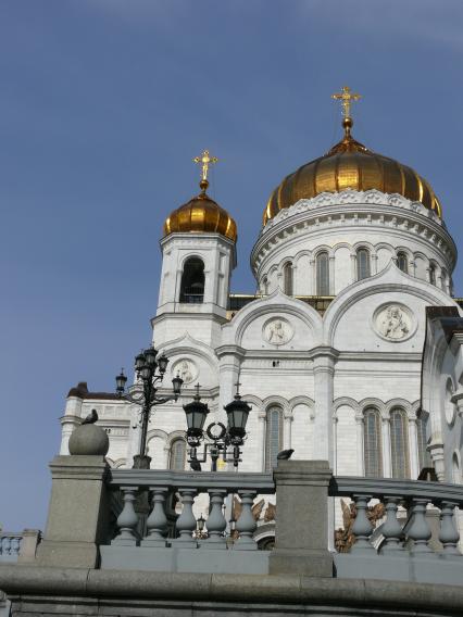 Храм Христа Спасителя.
Кафедральный Соборный храм Христа Спасителя (во имя Рождества Христова) в Москве. кафедральный храм Русской Православной Церкви недалеко от Кремля на левом берегу Москвы-реки, на месте, именовавшемся ранее Чертольем. Существующее сооружение . осуществлённое в 1990-х годах внешнее воссоздание одноимённого храма, созданного в XIX веке. На стенах храма были начертаны имена офицеров Русской армии, павших в войне 1812 года и иных по времени близких военных походах.