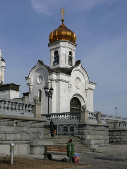 Храм Христа Спасителя
Кафедральный Соборный храм Христа Спасителя (во имя Рождества Христова) в Москве. кафедральный храм Русской Православной Церкви недалеко от Кремля на левом берегу Москвы-реки, на месте, именовавшемся ранее Чертольем. Существующее сооружение . осуществлённое в 1990-х годах внешнее воссоздание одноимённого храма, созданного в XIX веке. На стенах храма были начертаны имена офицеров Русской армии, павших в войне 1812 года и иных по времени близких военных походах.