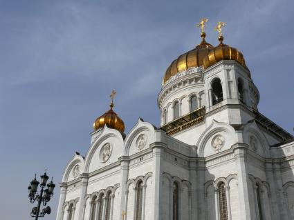 Храм Христа Спасителя.
Кафедральный Соборный храм Христа Спасителя (во имя Рождества Христова) в Москве. кафедральный храм Русской Православной Церкви недалеко от Кремля на левом берегу Москвы-реки, на месте, именовавшемся ранее Чертольем. Существующее сооружение . осуществлённое в 1990-х годах внешнее воссоздание одноимённого храма, созданного в XIX веке. На стенах храма были начертаны имена офицеров Русской армии, павших в войне 1812 года и иных по времени близких военных походах.