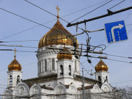 Храм Христа Спасителя.
Кафедральный Соборный храм Христа Спасителя (во имя Рождества Христова) в Москве. кафедральный храм Русской Православной Церкви недалеко от Кремля на левом берегу Москвы-реки, на месте, именовавшемся ранее Чертольем. Существующее сооружение . осуществлённое в 1990-х годах внешнее воссоздание одноимённого храма, созданного в XIX веке. На стенах храма были начертаны имена офицеров Русской армии, павших в войне 1812 года и иных по времени близких военных походах.