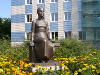 Памятник \"Российскому учителю\" перед одним из зданий Орловского государственного университета (бывшего Педагогического института). Открыт 3 октября 2005 г.