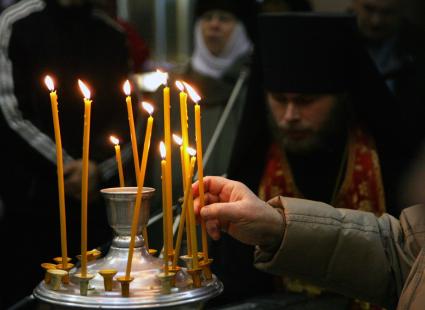 Всероссийская православная выставка-ярмарка Крещение Господне. подсвечник свечи горят священник