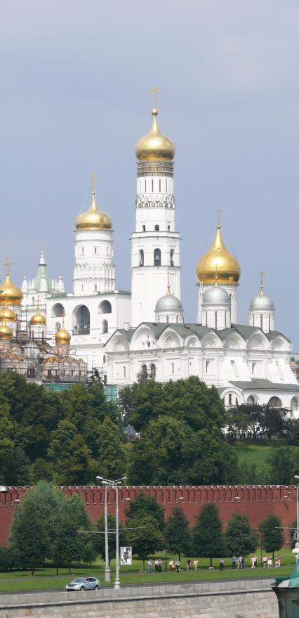 Московский Кремль. Купола Архангельского собора и колокольня Ивана Великого. Вид с Москворецкой набережной.