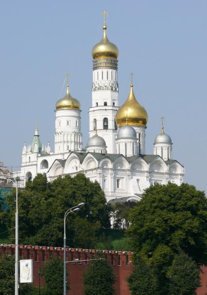 Московский Кремль. Купола Архангельского собора и колокольня Ивана Великого. Вид с Москворецкой набережной.