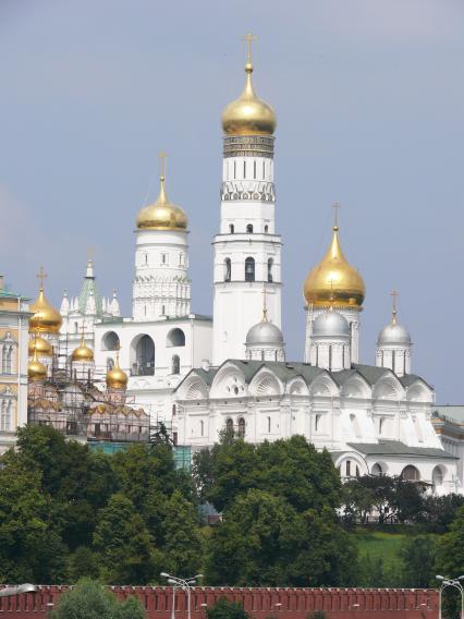 Московский Кремль. Купола Архангельского собора и колокольня Ивана Великого. Вид с Москворецкой набережной.