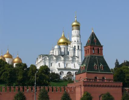 Московский Кремль. Купола Архангельского собора и колокольня Ивана Великого. Вид с Москворецкой набережной.