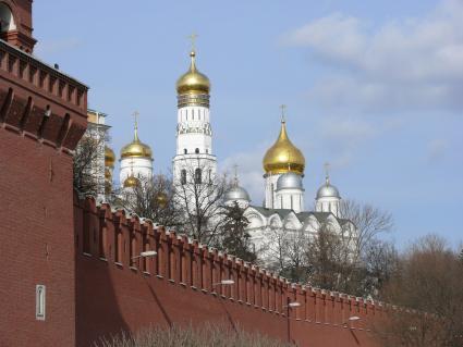 Московский Кремль. Кремлевская стена. Купола Архангельского собора и колокольня Ивана Великого. Вид с Москворецкой набережной.