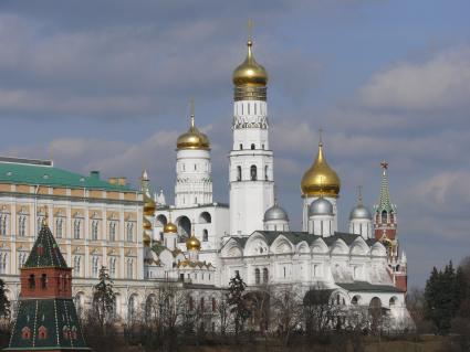 Московский Кремль. Купола Архангельского собора и колокольня Ивана Великого. Вид с Москворецкой набережной.