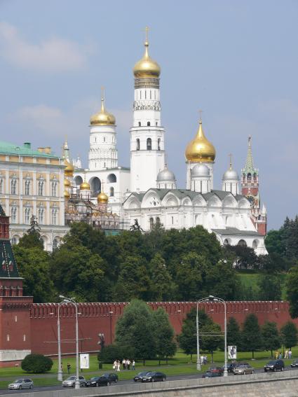 Московский Кремль. Купола Архангельского собора и колокольня Ивана Великого. Вид с Москворецкой набережной.