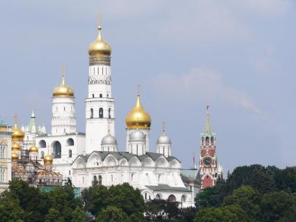 Московский Кремль. Купола Архангельского собора и колокольня Ивана Великого. Вид с Москворецкой набережной.