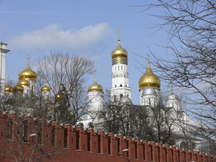 Московский Кремль. Купола Архангельского собора и колокольня Ивана Великого. Вид с Москворецкой набережной.