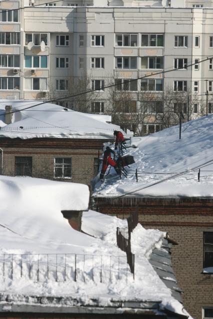 Уборка снега на крыше.