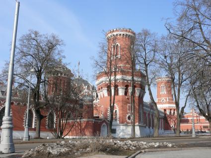 Петровский путевой (подъездной) дворец на Тверском тракте (ныне Ленинградский проспект Москвы) - бывший загородный дворец; образец русской неоготической архитектуры. Построен по приказу Екатерины II в 1776-1780-х годах в честь успешного завершения Русско-турецкой войны 1768-1774 гг. как резиденция для отдыха знатных особ после долгой дороги из Петербурга в Москву (отсюда его название -  путевой ) на подъездах к Москве по проекту архитектора Матвея Казакова.