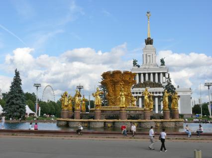 Фонтан \"Дружба народов\" на ВВЦ (ВДНХ). Этот фонтан является одной из визитных карточек не только ВДНХ (ВВЦ), но и наверное всей Москвы, в частности её советского периода. До весны 1954 г. фонтан назывался \"Золотой сноп\" (или просто \"Сноп\"). Своё нынешнее и единственно повсеместно известно название получил непосредственно перед открытием ВСХВ в августе 1954 г. Архитекторы К.Т. Топуридзе и Г.Д. Константиновский, открытие состоялось в 1954 г. Высота двух тысяч струй фонтана достигает 24 м, объём чаши - 4000 куб.м.