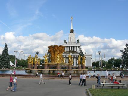 Фонтан \"Дружба народов\" на ВВЦ (ВДНХ). Этот фонтан является одной из визитных карточек не только ВДНХ (ВВЦ), но и наверное всей Москвы, в частности её советского периода. До весны 1954 г. фонтан назывался \"Золотой сноп\" (или просто \"Сноп\"). Своё нынешнее и единственно повсеместно известно название получил непосредственно перед открытием ВСХВ в августе 1954 г. Архитекторы К.Т. Топуридзе и Г.Д. Константиновский, открытие состоялось в 1954 г. Высота двух тысяч струй фонтана достигает 24 м, объём чаши - 4000 куб.м.