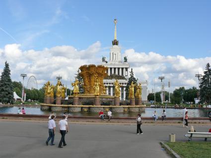 Фонтан \"Дружба народов\" на ВВЦ (ВДНХ). Этот фонтан является одной из визитных карточек не только ВДНХ (ВВЦ), но и наверное всей Москвы, в частности её советского периода. До весны 1954 г. фонтан назывался \"Золотой сноп\" (или просто \"Сноп\"). Своё нынешнее и единственно повсеместно известно название получил непосредственно перед открытием ВСХВ в августе 1954 г. Архитекторы К.Т. Топуридзе и Г.Д. Константиновский, открытие состоялось в 1954 г. Высота двух тысяч струй фонтана достигает 24 м, объём чаши - 4000 куб.м.