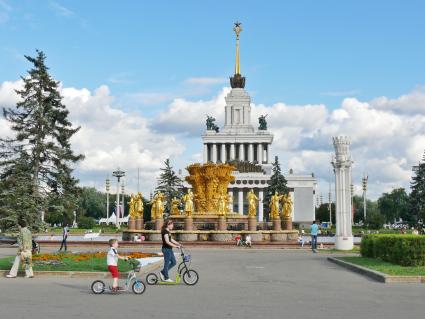 Фонтан \"Дружба народов\" на ВВЦ (ВДНХ). Этот фонтан является одной из визитных карточек не только ВДНХ (ВВЦ), но и наверное всей Москвы, в частности её советского периода. До весны 1954 г. фонтан назывался \"Золотой сноп\" (или просто \"Сноп\"). Своё нынешнее и единственно повсеместно известно название получил непосредственно перед открытием ВСХВ в августе 1954 г. Архитекторы К.Т. Топуридзе и Г.Д. Константиновский, открытие состоялось в 1954 г. Высота двух тысяч струй фонтана достигает 24 м, объём чаши - 4000 куб.м.