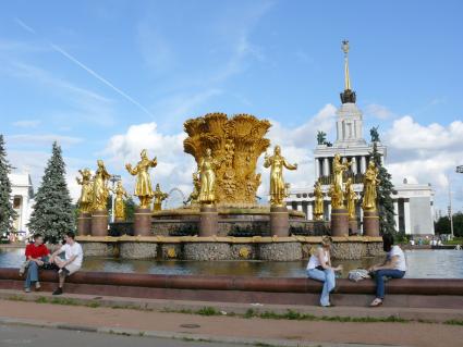 Фонтан \"Дружба народов\" на ВВЦ (ВДНХ). Этот фонтан является одной из визитных карточек не только ВДНХ (ВВЦ), но и наверное всей Москвы, в частности её советского периода. До весны 1954 г. фонтан назывался \"Золотой сноп\" (или просто \"Сноп\"). Своё нынешнее и единственно повсеместно известно название получил непосредственно перед открытием ВСХВ в августе 1954 г. Архитекторы К.Т. Топуридзе и Г.Д. Константиновский, открытие состоялось в 1954 г. Высота двух тысяч струй фонтана достигает 24 м, объём чаши - 4000 куб.м.