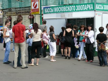 Очередь в кассу Московского зоопарка