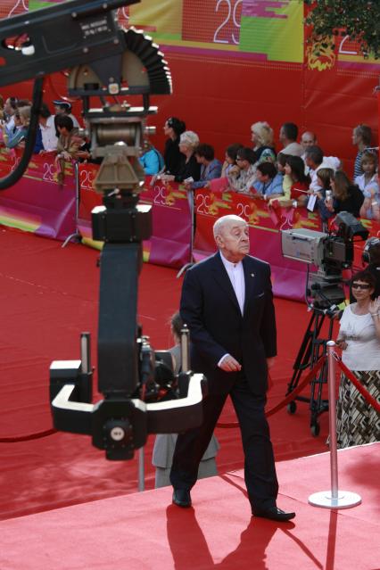Звездная дорожка церемонии открытия ММКФ-2007 (21.06.2007). Броневой Леонид Сергеевич (род. 1928) . советский и российский актёр театра и кино, Народный артист СССР (1987).