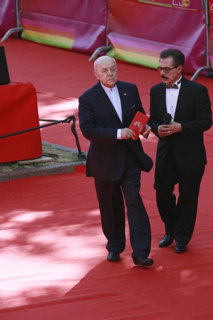 Звездная дорожка церемонии открытия ММКФ-2007 (21.06.2007). Броневой Леонид Сергеевич (род. 1928) . советский и российский актёр театра и кино, Народный артист СССР (1987).