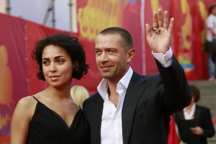 Звездная дорожка церемонии открытия ММКФ-2007 (21.06.2007). На фото: Владимир Машков с женой Оксаной Шелест. Машков Владимир Львович (27 ноября 1963, Тула) . советский и российский актёр театра и кино. Заслуженный артист России (1996)