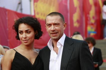 Звездная дорожка церемонии открытия ММКФ-2007 (21.06.2007). На фото: Владимир Машков с женой Оксаной Шелест. Машков Владимир Львович (27 ноября 1963, Тула) . советский и российский актёр театра и кино. Заслуженный артист России (1996)