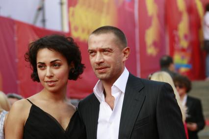Звездная дорожка церемонии открытия ММКФ-2007 (21.06.2007). На фото: Владимир Машков с женой Оксаной Шелест. Машков Владимир Львович (27 ноября 1963, Тула) . советский и российский актёр театра и кино. Заслуженный артист России (1996)