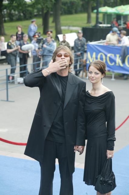 Международный московский кинофестиваль 2005. На фото - Александр Домогаров и Марина Александрова. Домогаров Александр Юрьевич (12 июля 1963, Москва) . советский и российский актёр театра и кино, народный артист Российской Федерации (2007). Александрова Марина Андреевна (настоящая фамилия Пупенина; 29 августа 1982, Кишкунмайша, Венгрия) . российская актриса.