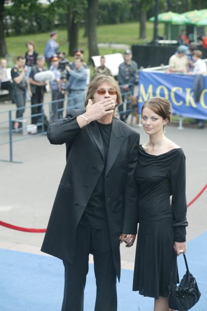 Международный московский кинофестиваль 2005. На фото - Александр Домогаров и Марина Александрова. Домогаров Александр Юрьевич (12 июля 1963, Москва) . советский и российский актёр театра и кино, народный артист Российской Федерации (2007). Александрова Марина Андреевна (настоящая фамилия Пупенина; 29 августа 1982, Кишкунмайша, Венгрия) . российская актриса.