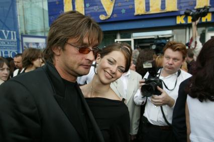 Международный московский кинофестиваль 2005. На фото - Александр Домогаров и Марина Александрова. Домогаров Александр Юрьевич (12 июля 1963, Москва) . советский и российский актёр театра и кино, народный артист Российской Федерации (2007). Александрова Марина Андреевна (настоящая фамилия Пупенина; 29 августа 1982, Кишкунмайша, Венгрия) . российская актриса.
