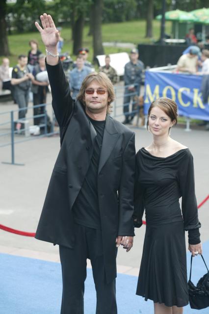 Международный московский кинофестиваль 2005. На фото - Александр Домогаров и Марина Александрова. Домогаров Александр Юрьевич (12 июля 1963, Москва) . советский и российский актёр театра и кино, народный артист Российской Федерации (2007). Александрова Марина Андреевна (настоящая фамилия Пупенина; 29 августа 1982, Кишкунмайша, Венгрия) . российская актриса.