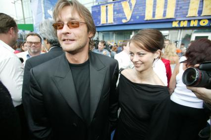 Международный московский кинофестиваль 2005. На фото - Александр Домогаров и Марина Александрова. Домогаров Александр Юрьевич (12 июля 1963, Москва) . советский и российский актёр театра и кино, народный артист Российской Федерации (2007). Александрова Марина Андреевна (настоящая фамилия Пупенина; 29 августа 1982, Кишкунмайша, Венгрия) . российская актриса.