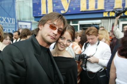 Международный московский кинофестиваль 2005. На фото - Александр Домогаров и Марина Александрова. Домогаров Александр Юрьевич (12 июля 1963, Москва) . советский и российский актёр театра и кино, народный артист Российской Федерации (2007). Александрова Марина Андреевна (настоящая фамилия Пупенина; 29 августа 1982, Кишкунмайша, Венгрия) . российская актриса.