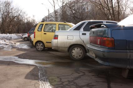 Парковка стоянка автомобилей во дворах