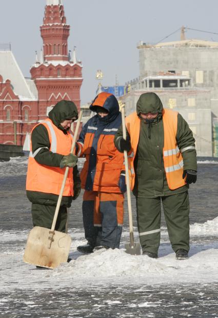 Уборка снега на Красной площади.