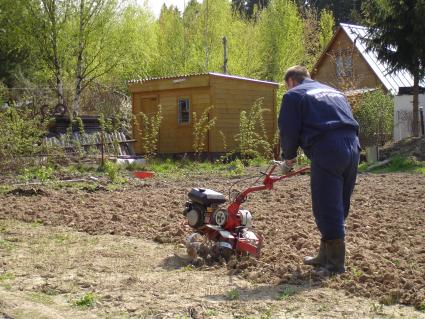 Дачный участок дачный сезон вспахивание почвы дача огород грядки земля