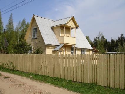 белый дачный домик огороженный забором котедж веранда